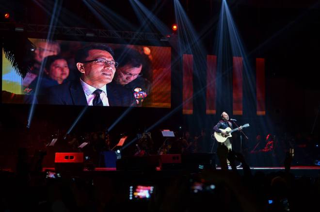Noel Cabangon performs at "Songs for Heroes" benefit concert.